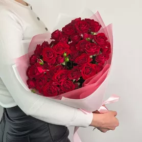 Букет из 11 красных кустовых роз Ред Дайменшен от интернет-магазина «Чёткий букет» в Воронеже