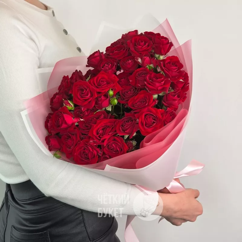 Букет из 11 красных кустовых роз Ред Дайменшен