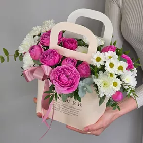 Кустовые пионовидные розы Мисти махровые хризантемы и сантини в картонной сумочке от интернет-магазина «Чёткий букет» в Воронеже