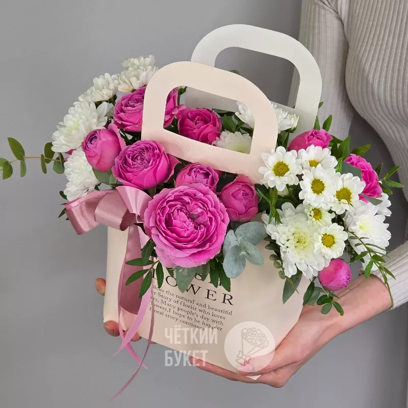 Кустовые пионовидные розы Мисти махровые хризантемы и сантини в картонной сумочке