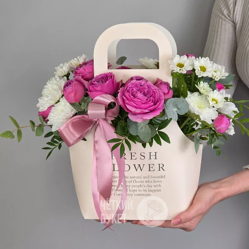 Кустовые пионовидные розы Мисти махровые хризантемы и сантини в картонной сумочке 1