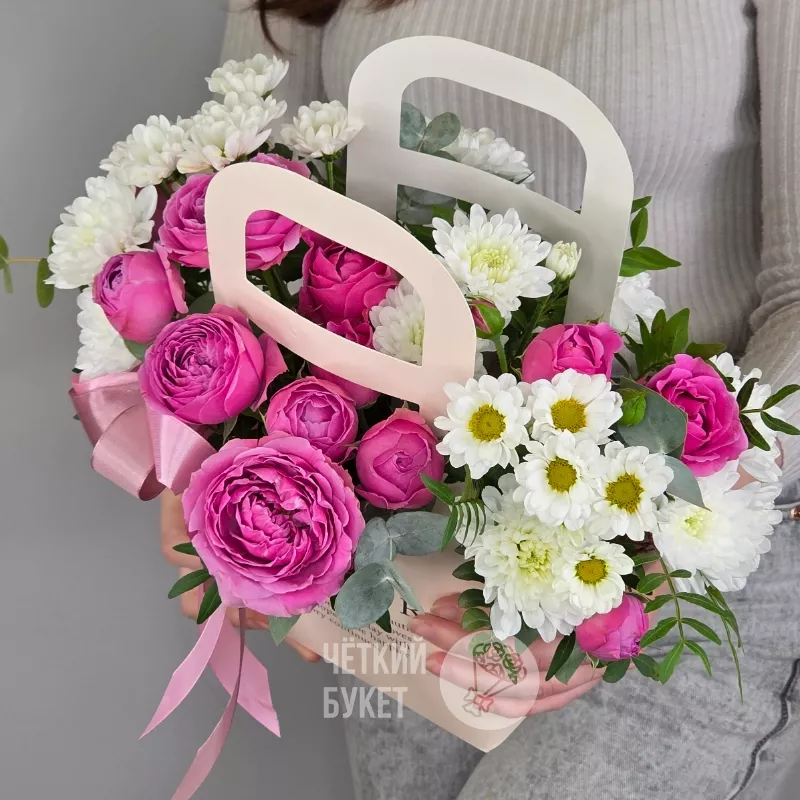 Кустовые пионовидные розы Мисти махровые хризантемы и сантини в картонной сумочке 3