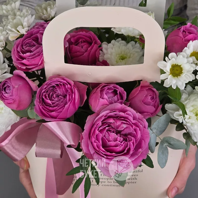 Кустовые пионовидные розы Мисти махровые хризантемы и сантини в картонной сумочке 2