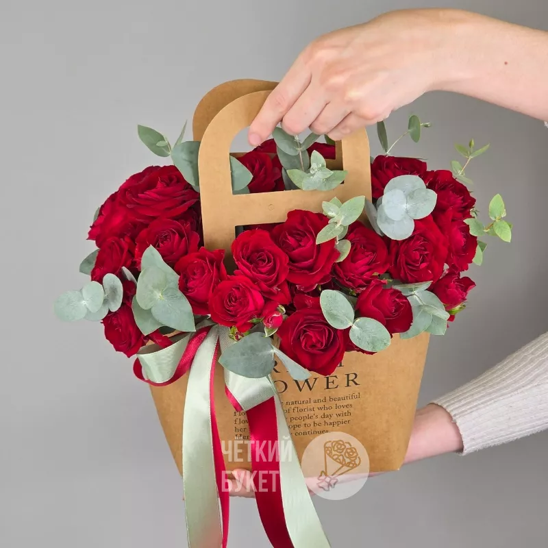 Красные кустовые розы Ред Дайменшен в сумочке с экалиптом  1