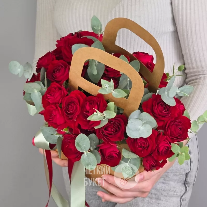 Красные кустовые розы Ред Дайменшен в сумочке с экалиптом  4