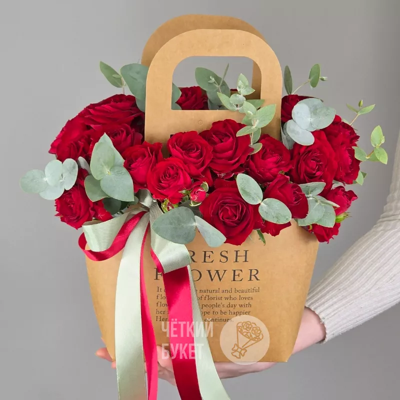 Красные кустовые розы Ред Дайменшен в сумочке с экалиптом  3