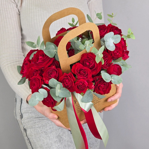 Красные кустовые розы Ред Дайменшен в сумочке с экалиптом  от интернет-магазина «Чёткий букет» в Воронеже