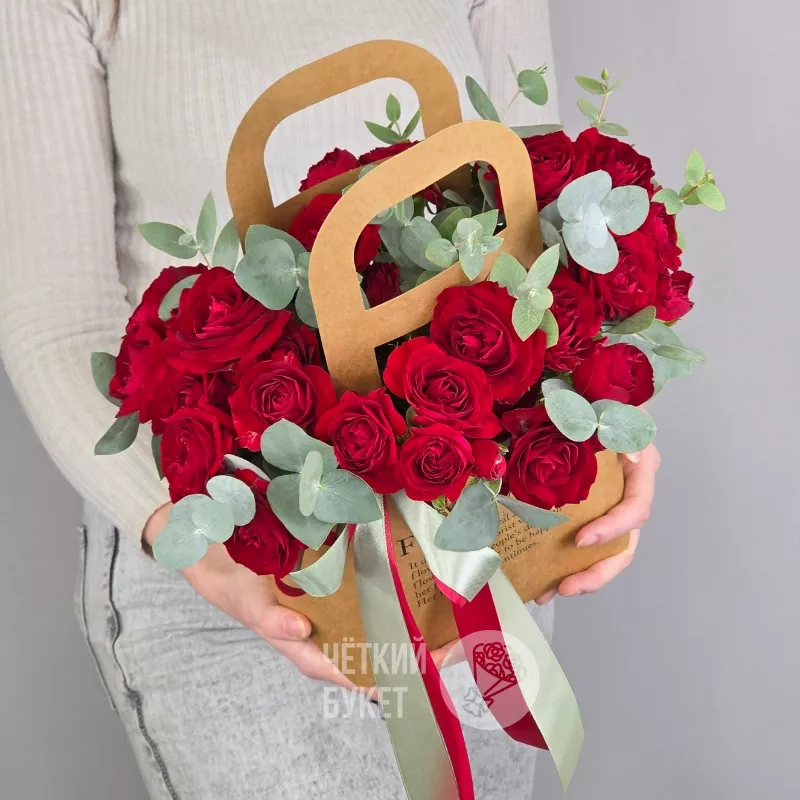 Красные кустовые розы Ред Дайменшен в сумочке с экалиптом 
