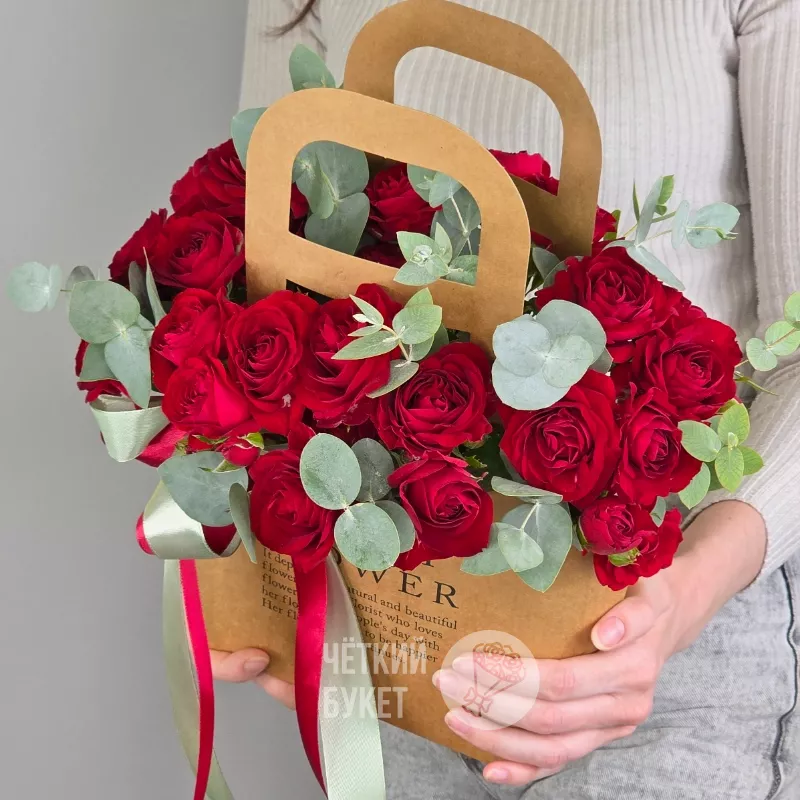 Красные кустовые розы Ред Дайменшен в сумочке с экалиптом  2