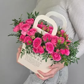 Малиновые кустовые розы Пинк Дайменшен в сумочке от интернет-магазина «Чёткий букет» в Воронеже