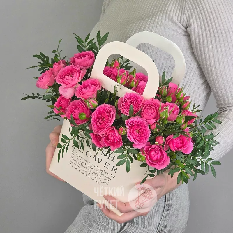 Малиновые кустовые розы Пинк Дайменшен в сумочке