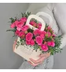 Малиновые кустовые розы Пинк Дайменшен в сумочке