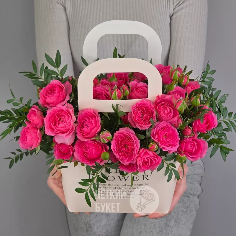 Малиновые кустовые розы Пинк Дайменшен в сумочке 3