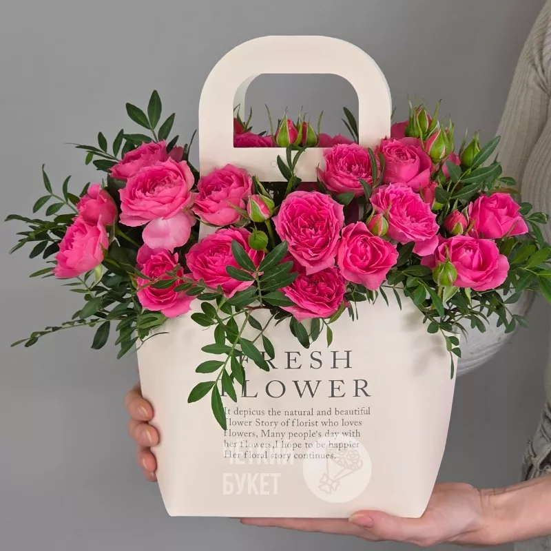 Малиновые кустовые розы Пинк Дайменшен в сумочке 4
