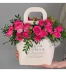 Малиновые кустовые розы Пинк Дайменшен в сумочке 4
