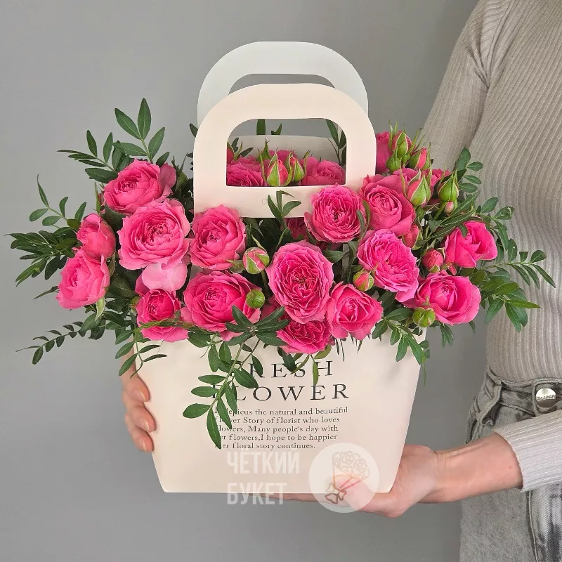Малиновые кустовые розы Пинк Дайменшен в сумочке 1