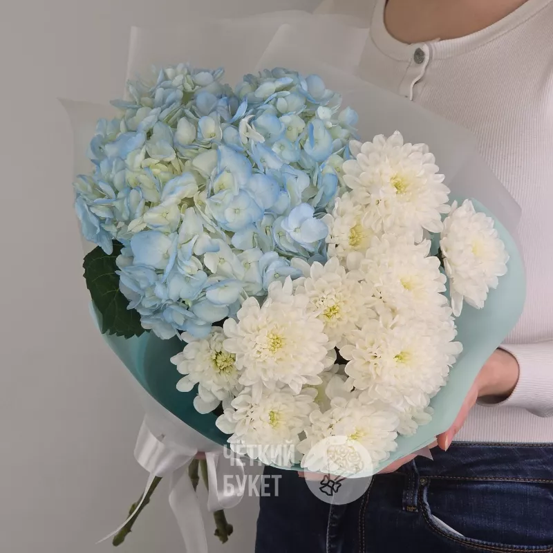 Букет из белых махровых хризантем и голубой гортензии 1