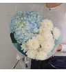 Букет из белых махровых хризантем и голубой гортензии 1