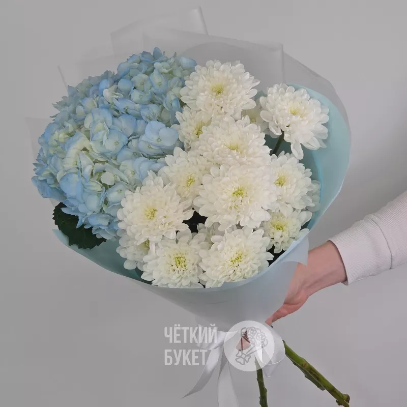 Букет из белых махровых хризантем и голубой гортензии 2