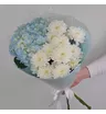 Букет из белых махровых хризантем и голубой гортензии 2
