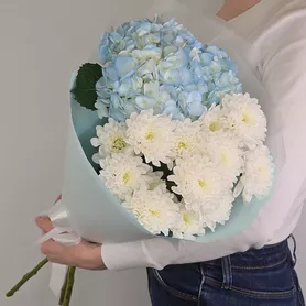 Букет из белых махровых хризантем и голубой гортензии от интернет-магазина «Чёткий букет» в Воронеже