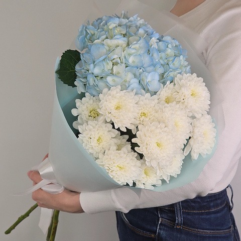 Букет из белых махровых хризантем и голубой гортензии от интернет-магазина «Чёткий букет» в Воронеже