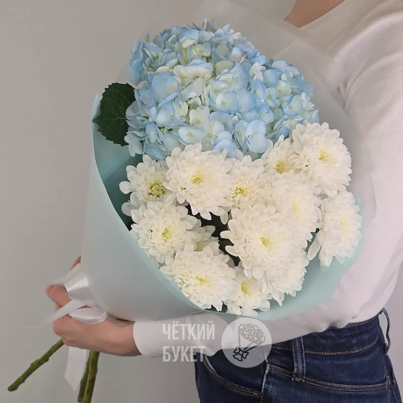 Букет из белых махровых хризантем и голубой гортензии