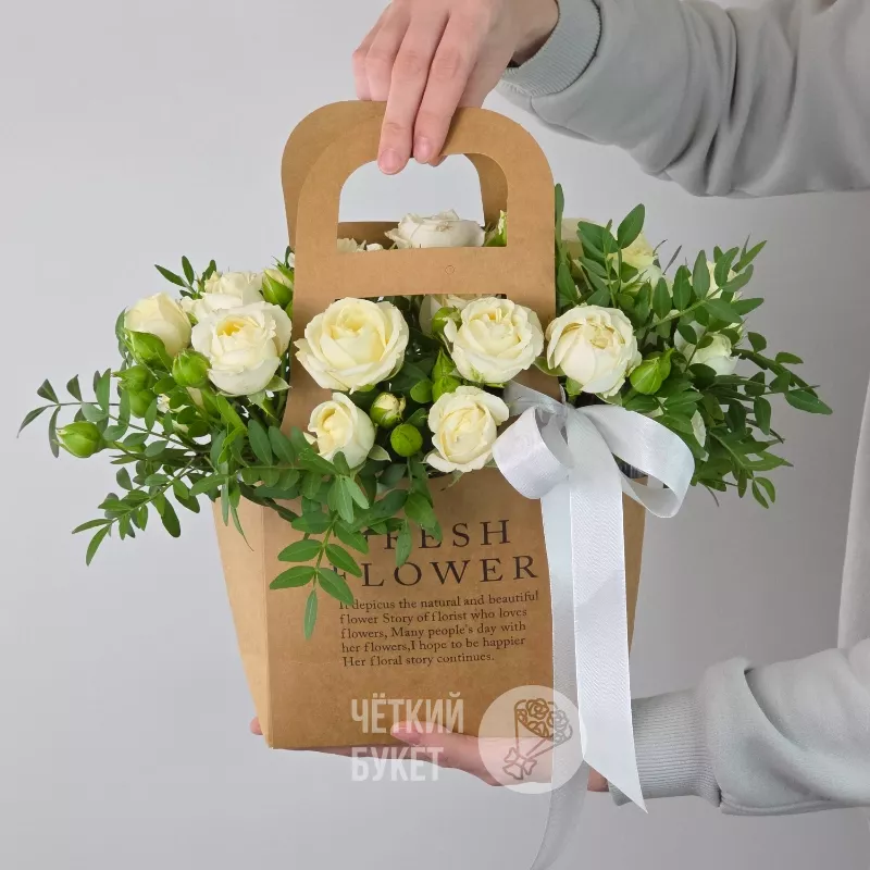 Белые кустовые розы Беларусь с фисташкой в сумочке 3