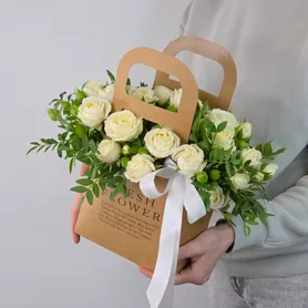 Белые кустовые розы Беларусь с фисташкой в сумочке от интернет-магазина «Чёткий букет» в Воронеже