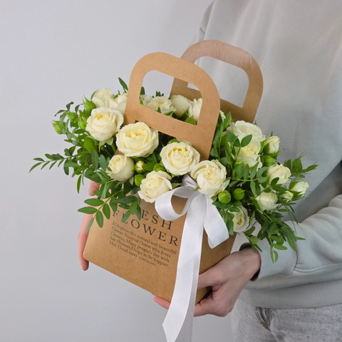 Белые кустовые розы Беларусь с фисташкой в сумочке от интернет-магазина «Чёткий букет» в Воронеже