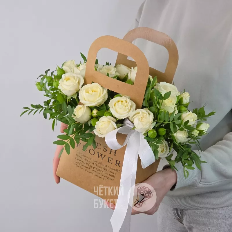 Белые кустовые розы Беларусь с фисташкой в сумочке
