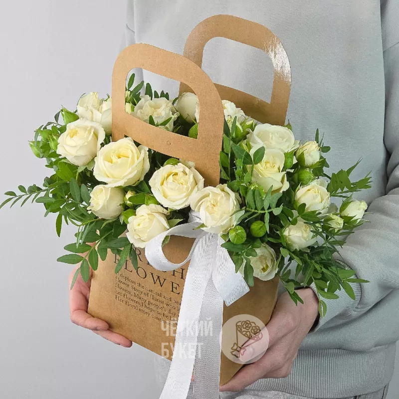 Белые кустовые розы Беларусь с фисташкой в сумочке 1