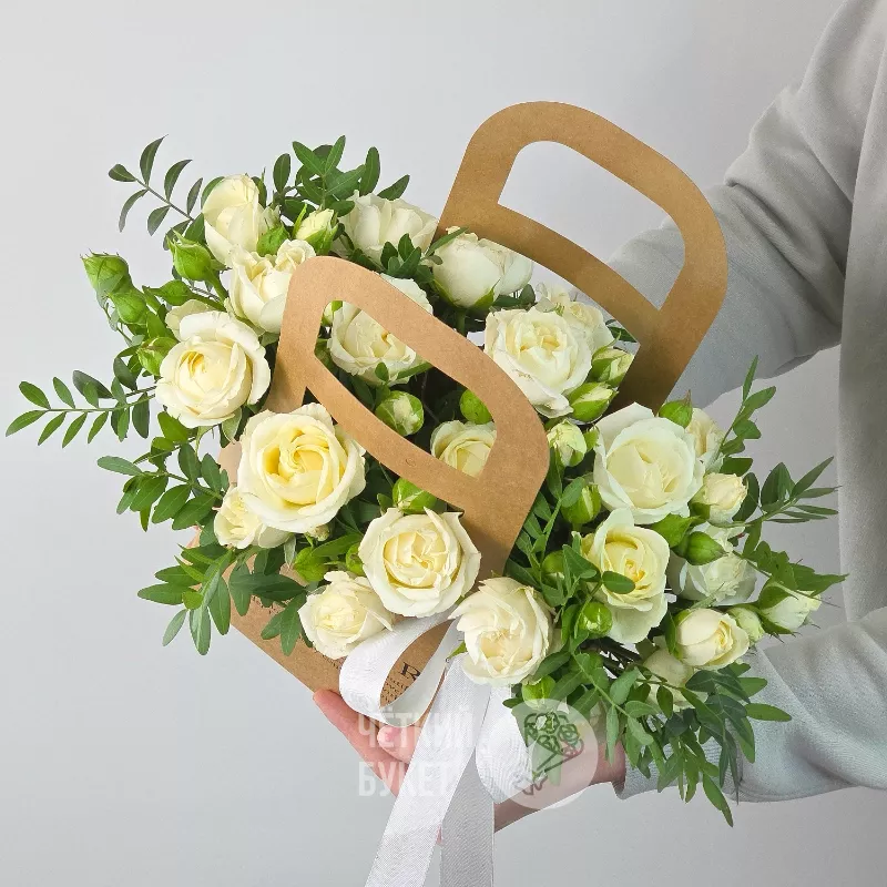 Белые кустовые розы Беларусь с фисташкой в сумочке 2