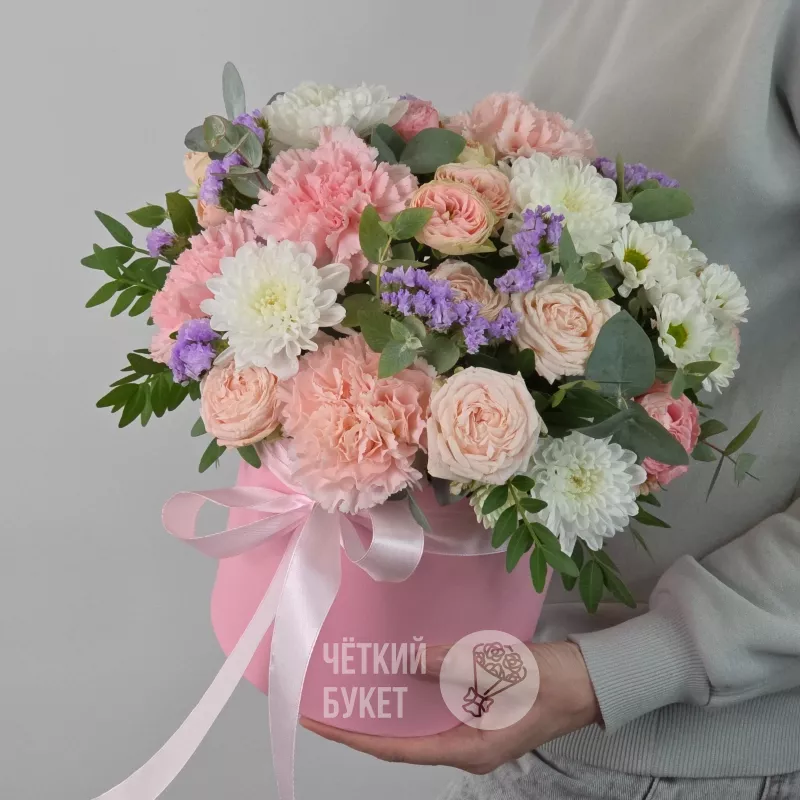 Пионовидные кустовые розы хризантемы гвоздики в шляпной коробке 4