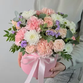 Пионовидные кустовые розы хризантемы гвоздики в шляпной коробке от интернет-магазина «Чёткий букет» в Воронеже