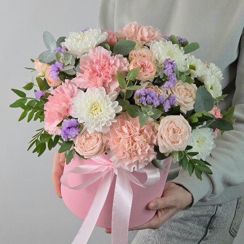 Пионовидные кустовые розы хризантемы гвоздики в шляпной коробке от интернет-магазина «Чёткий букет» в Воронеже