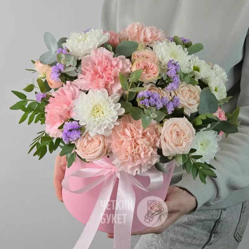 Пионовидные кустовые розы хризантемы гвоздики в шляпной коробке