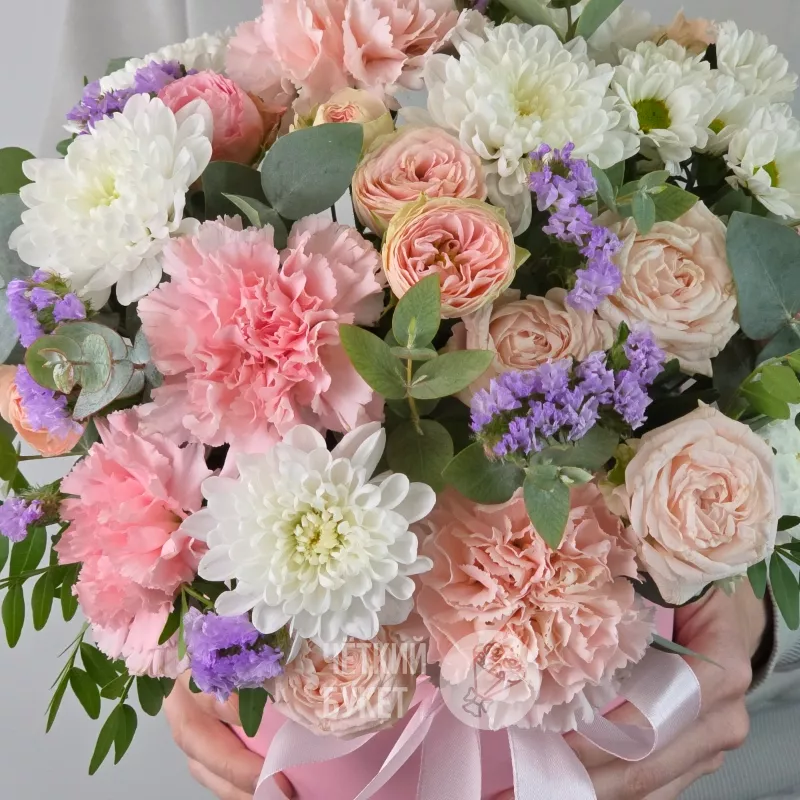 Пионовидные кустовые розы хризантемы гвоздики в шляпной коробке 3