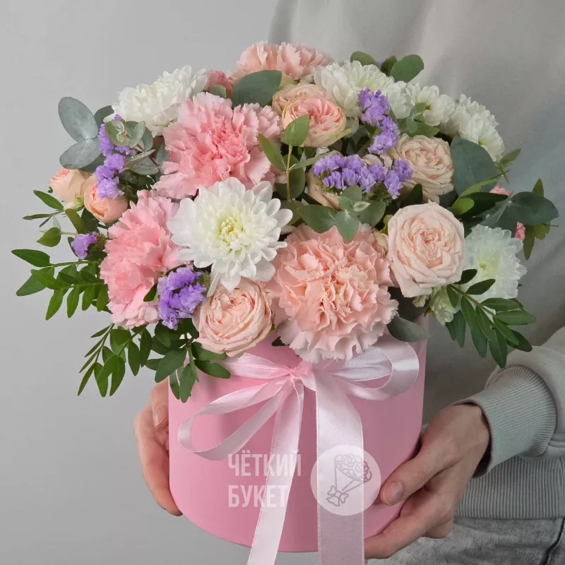 Пионовидные кустовые розы хризантемы гвоздики в шляпной коробке 1