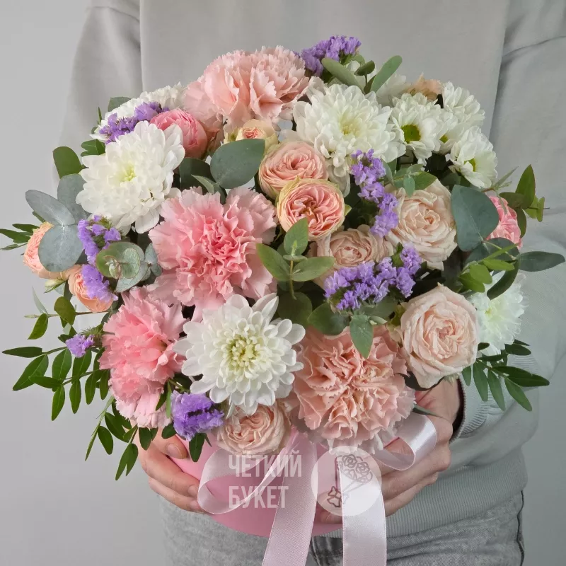 Пионовидные кустовые розы хризантемы гвоздики в шляпной коробке 2