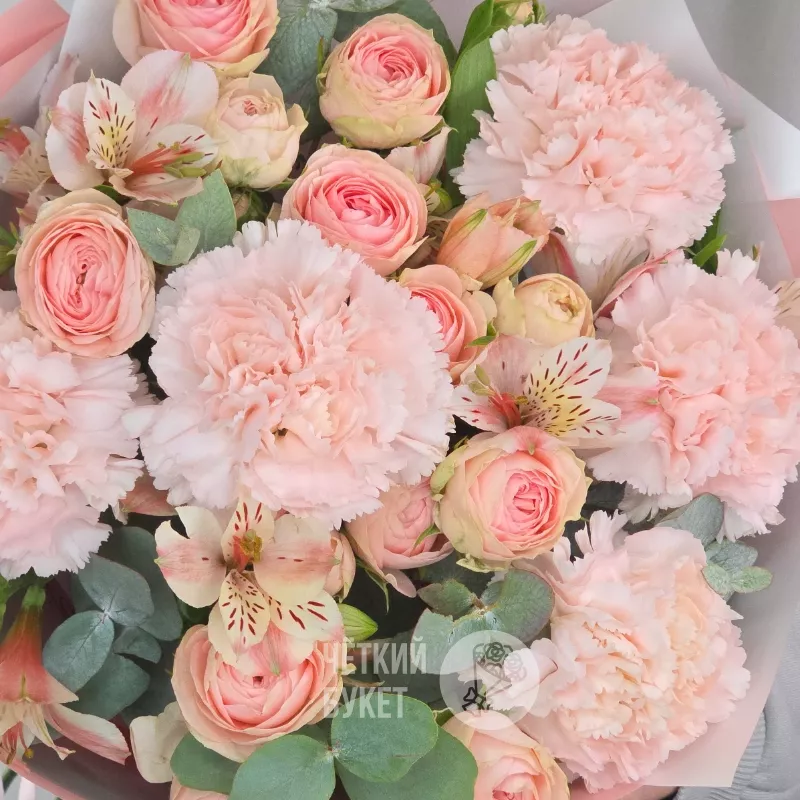 Букет из гвоздик кустовых роз и альстромерий с эвкалиптом 3