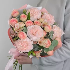 Букет из гвоздик кустовых роз и альстромерий с эвкалиптом от интернет-магазина «Чёткий букет» в Воронеже