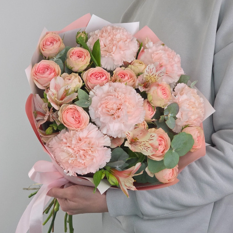 Букет из гвоздик кустовых роз и альстромерий с эвкалиптом от интернет-магазина «Чёткий букет» в Воронеже