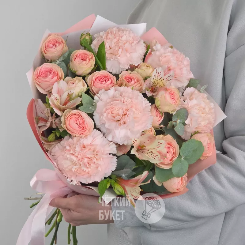 Букет из гвоздик кустовых роз и альстромерий с эвкалиптом