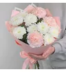 Букет из белых махровых хризантем и розовых гвоздик 2