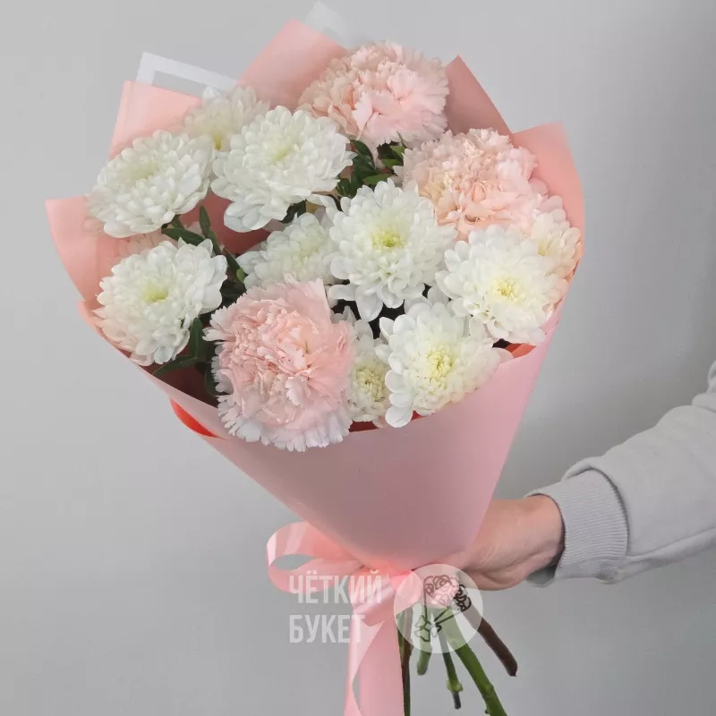 Букет из белых махровых хризантем и розовых гвоздик 3