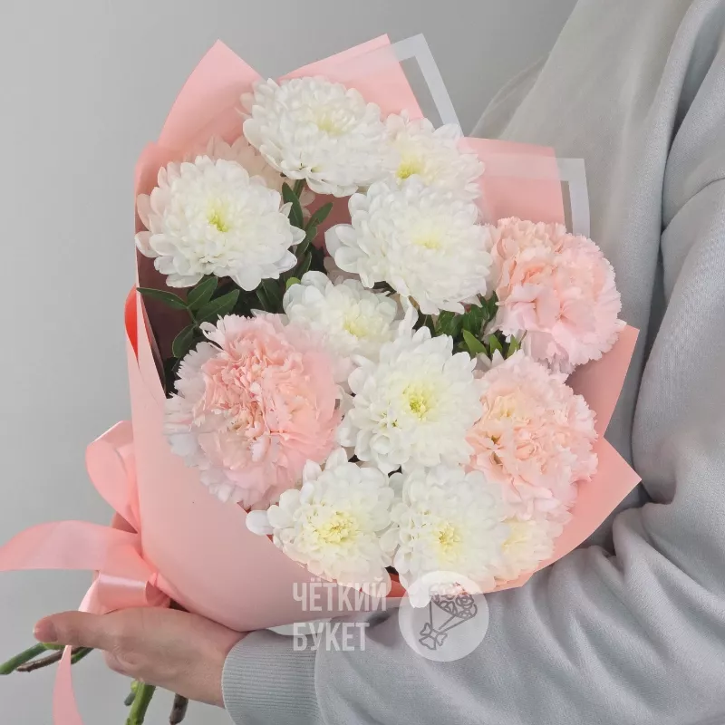 Букет из белых махровых хризантем и розовых гвоздик 1