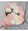 Букет из белых махровых хризантем и розовых гвоздик 1