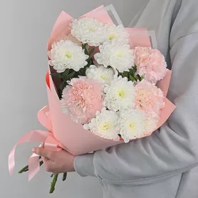 Букет из белых махровых хризантем и розовых гвоздик от интернет-магазина «Чёткий букет» в Воронеже