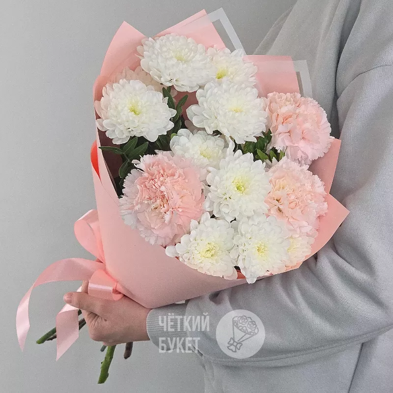 Букет из белых махровых хризантем и розовых гвоздик